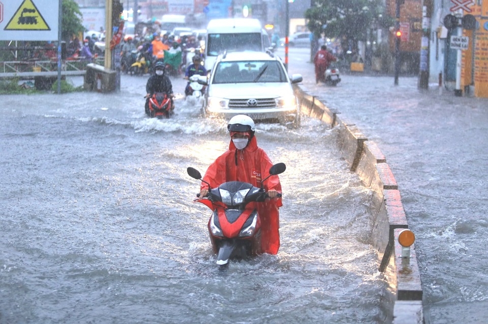 Mưa gió gây gián đoạn việc vận chuyển hàng hóa tới tay khách hàng