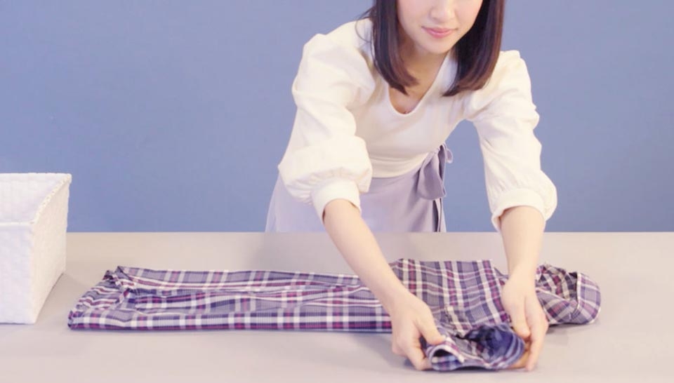 Cách gấp quần áo - Ảnh 02