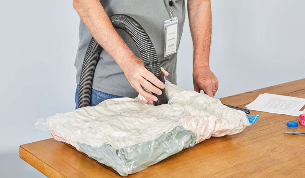 Cách hút chân không bằng tay cực đơn giản, nhanh chóng tại nhà mà không cần máy 5