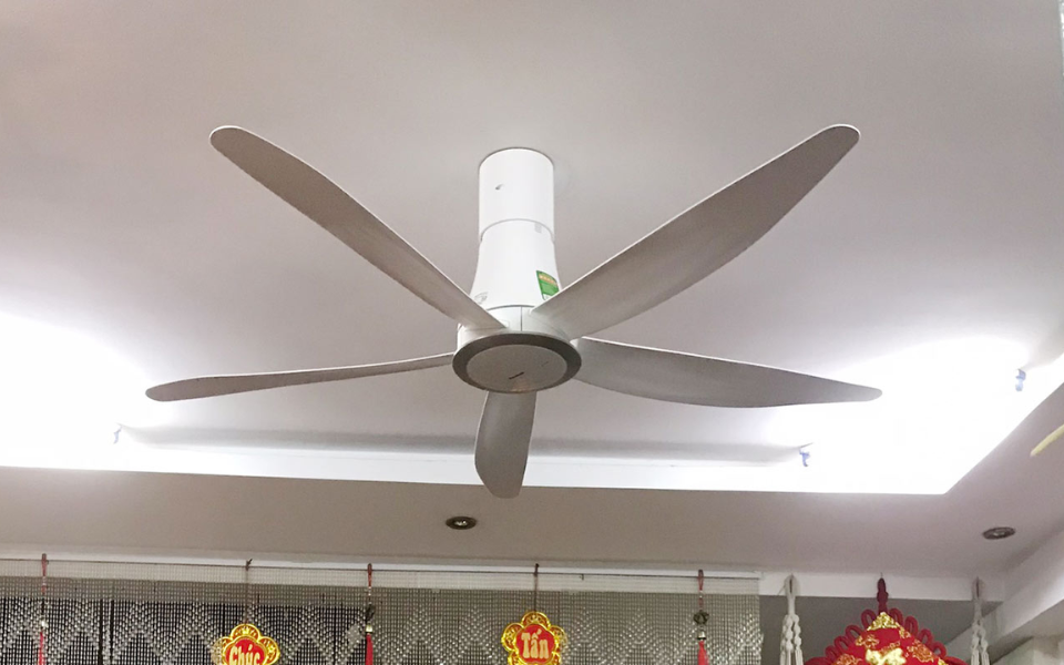 Lắp quạt không móc treo trên trần thạch cao