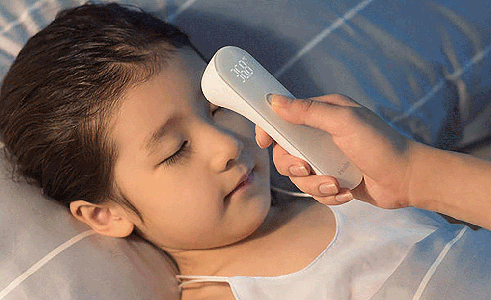 Dùng nhiệt kế Microlife để đo thân nhiệt