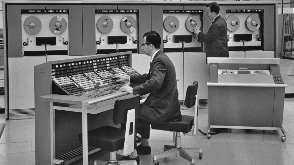 Đặc điểm của ngôn ngữ lập trình COBOL