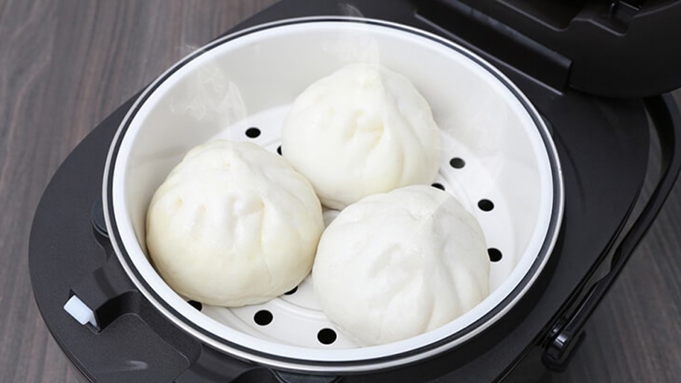 Dùng nồi cơm điện để hấp bánh bao.