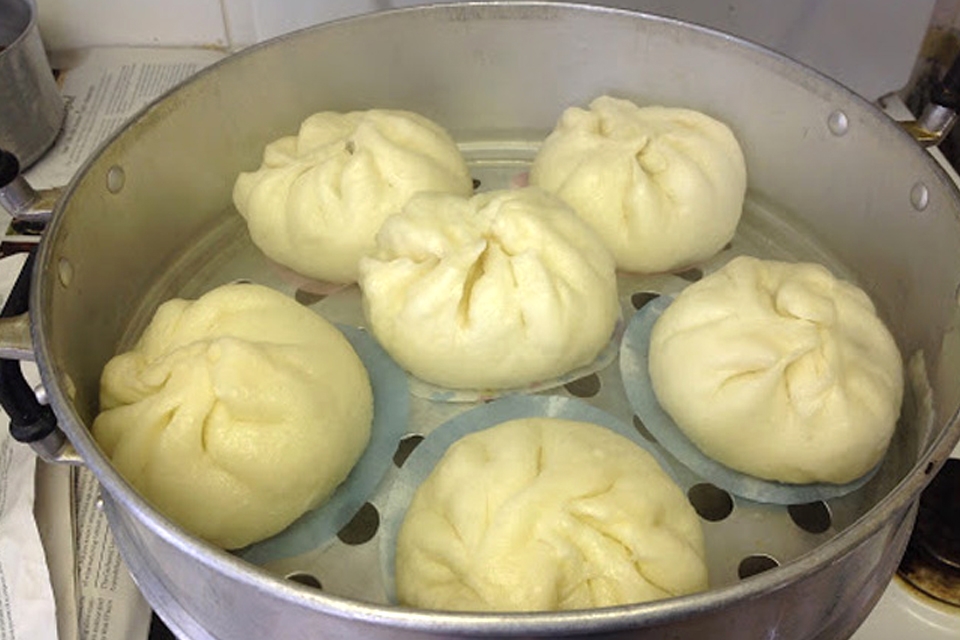 Hấp bánh bao bằng xửng hấp.