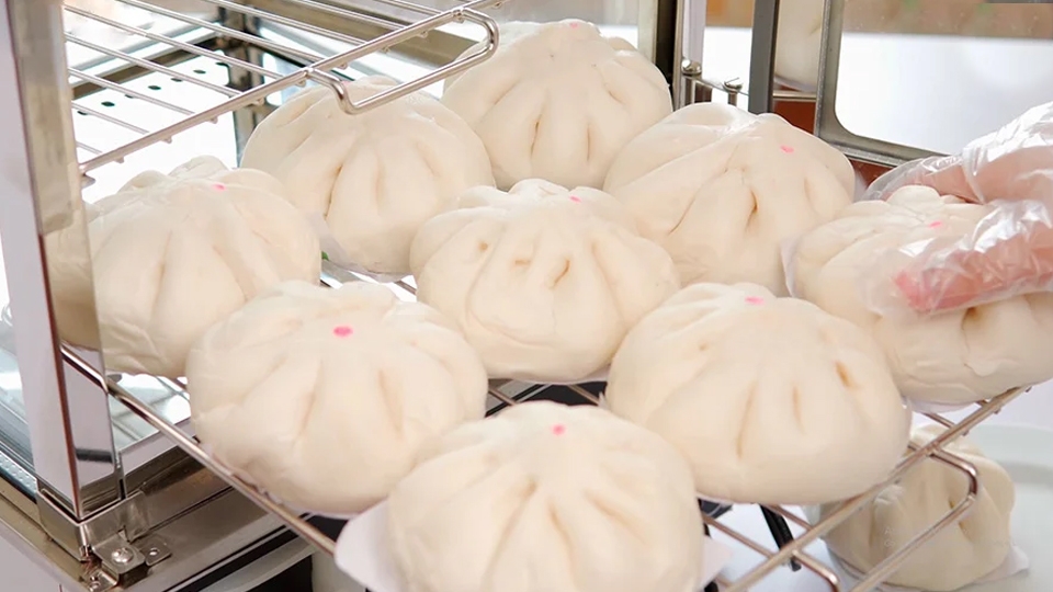 Dùng tủ hấp bánh bao với số lượng lớn.