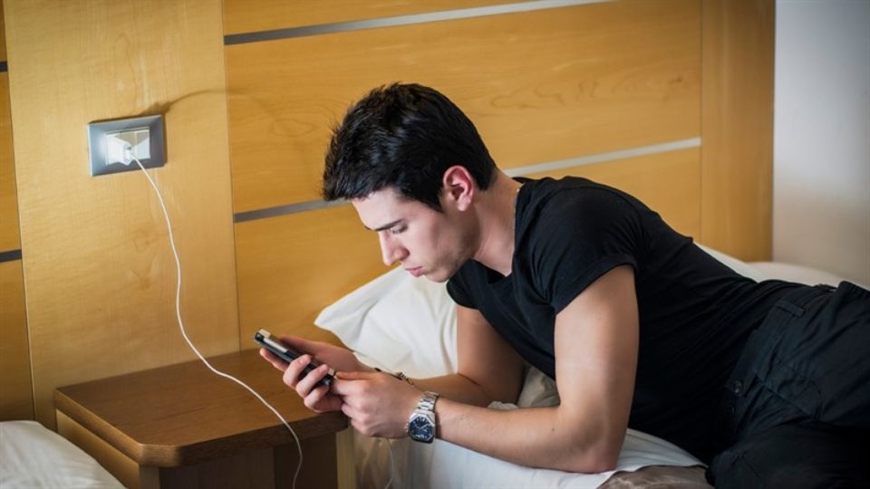 Không dùng điện thoại trong khi sạc pin