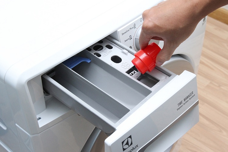 Cách cho nước giặt vào máy giặt Electrolux (Hình 4)