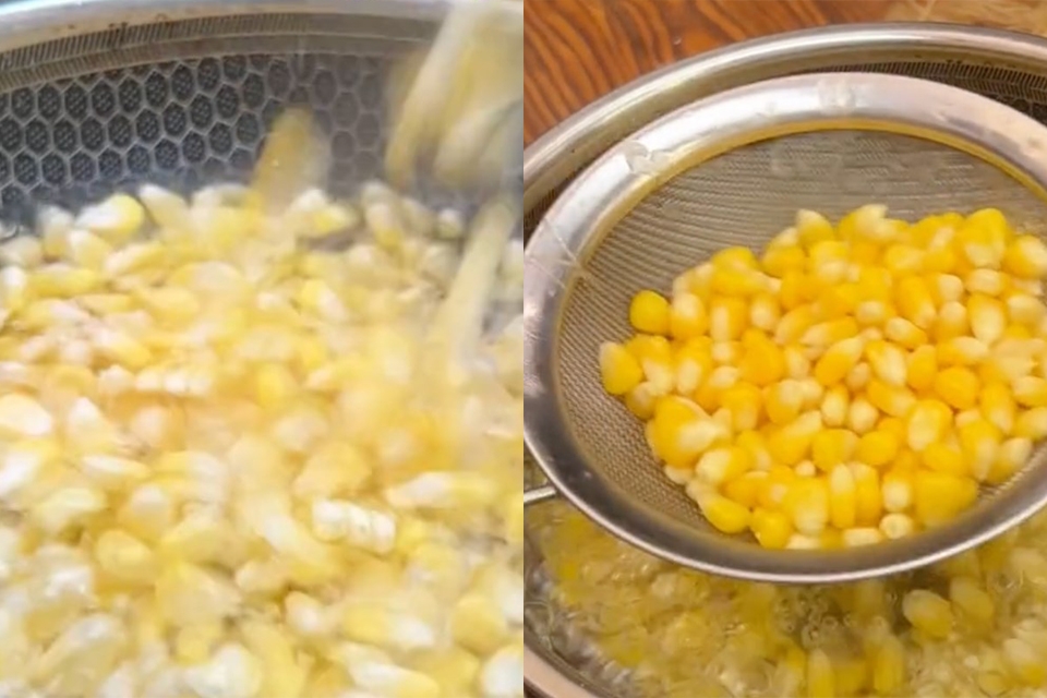Tách hạt bắp mỹ rồi luộc qua với nước sôi