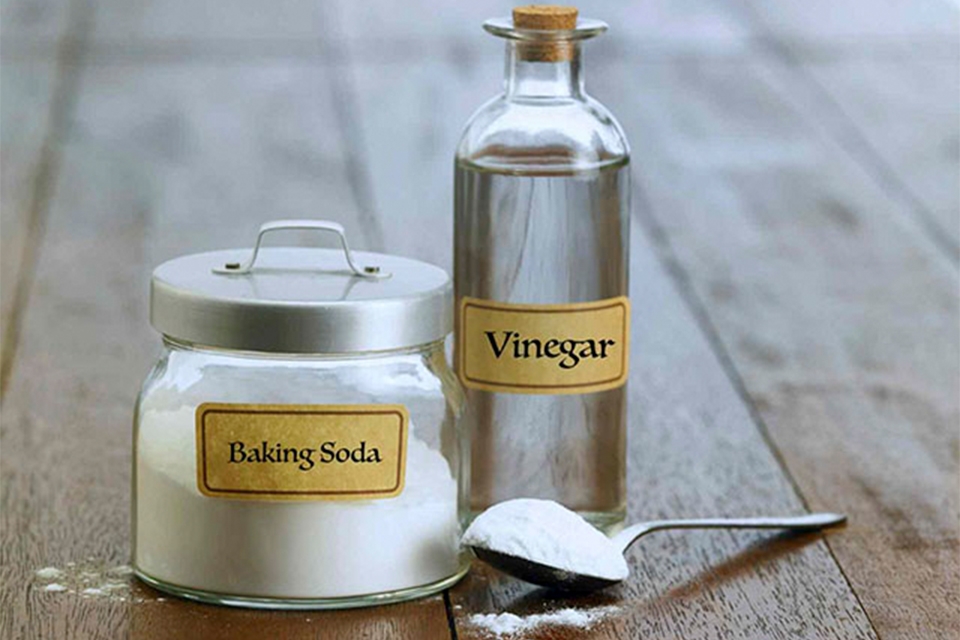 Cách thông cống bị tắc mỡ bằng baking soda và giấm
