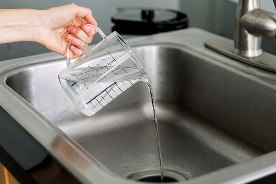 Cách thông cống bị tắc mỡ bằng nước nóng