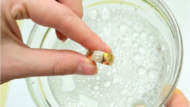 Làm sáng vàng tây bằng nước xà phòng