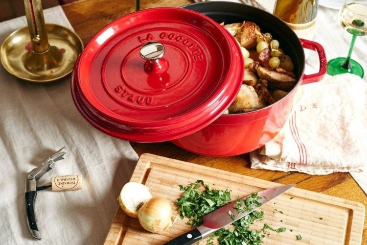 Nồi gang Staub Cocotte giúp nấu chín thực phẩm một cách hoàn hảo