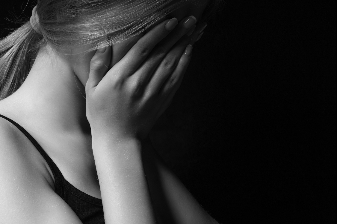 Ảnh bìa Zalo buồn đen trắng