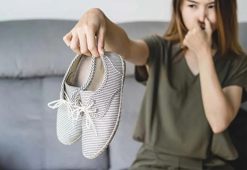 Cách khử mùi hôi giày hình 2