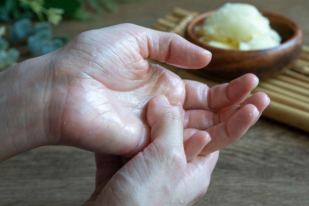 Cách tẩy keo dính trên da (ảnh 4)