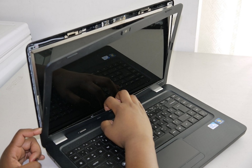 Laptop Dell mở không lên màn hình chính 2