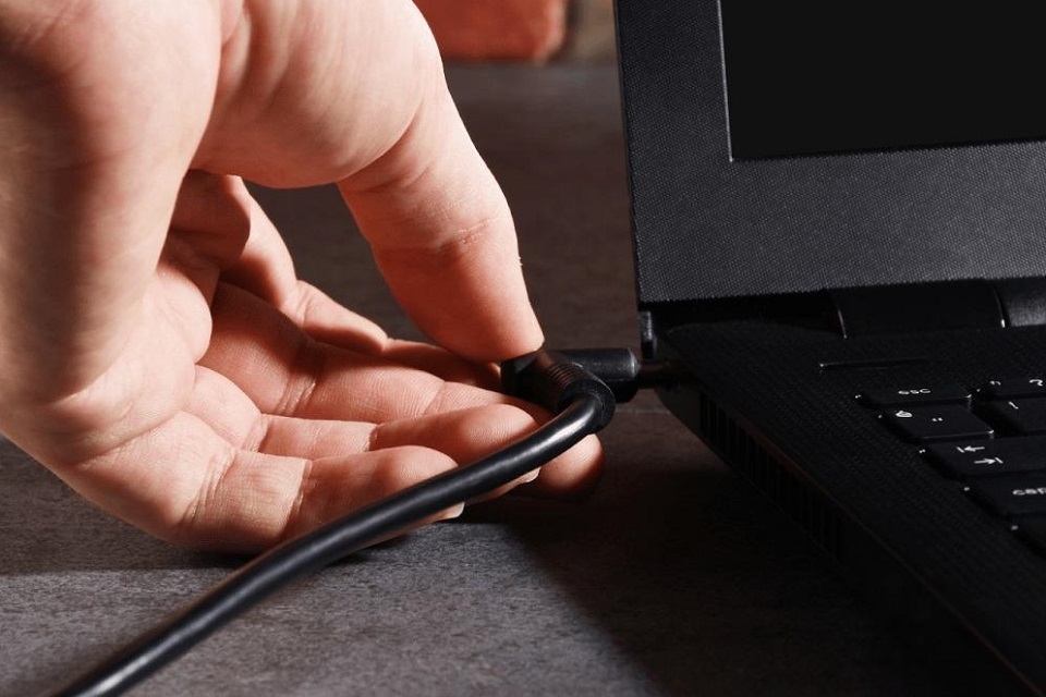 Laptop Dell mở không lên màn hình chính 5