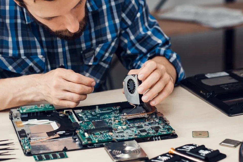 Laptop Dell mở không lên màn hình chính 9