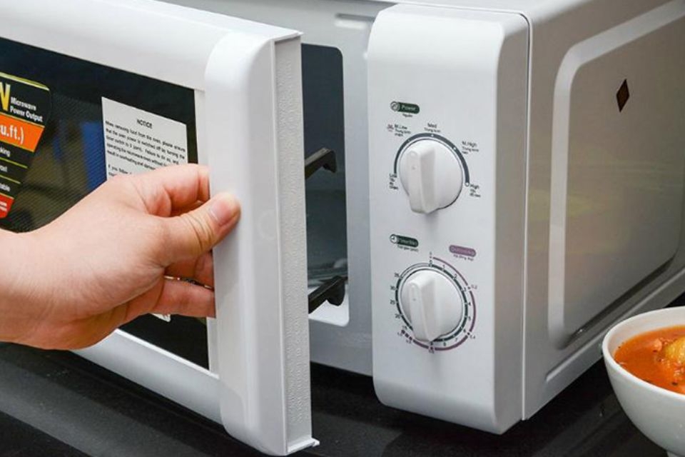 Sử dụng lò vi sóng Sanaky có phức tạp không