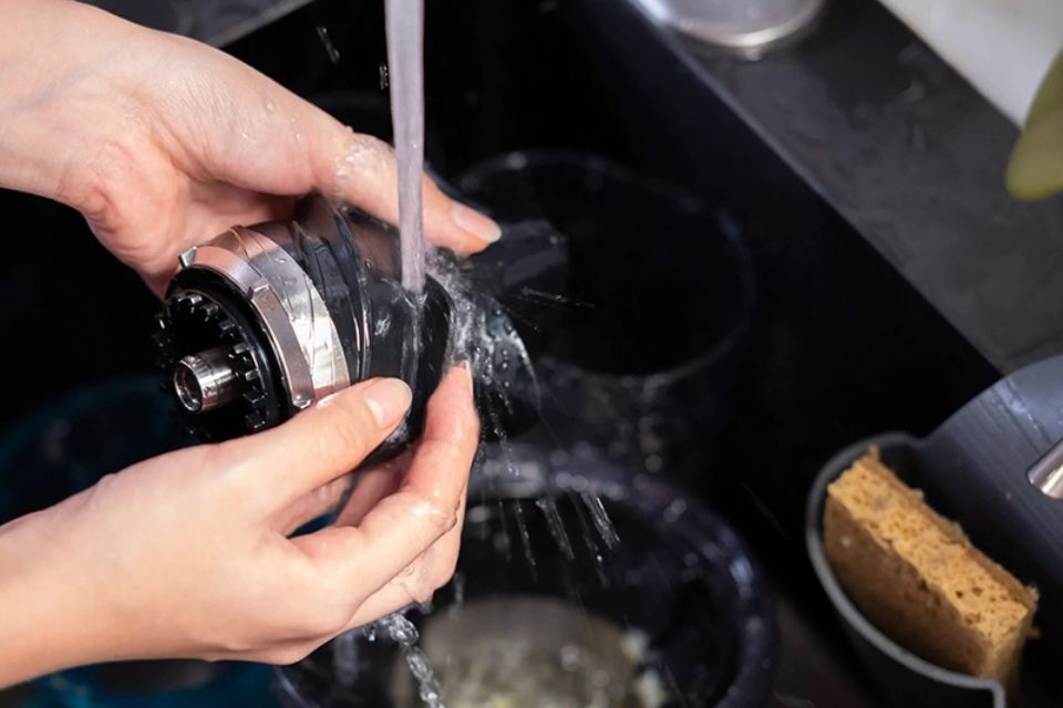 Vệ sinh máy ép trái cây trước khi sử dụng