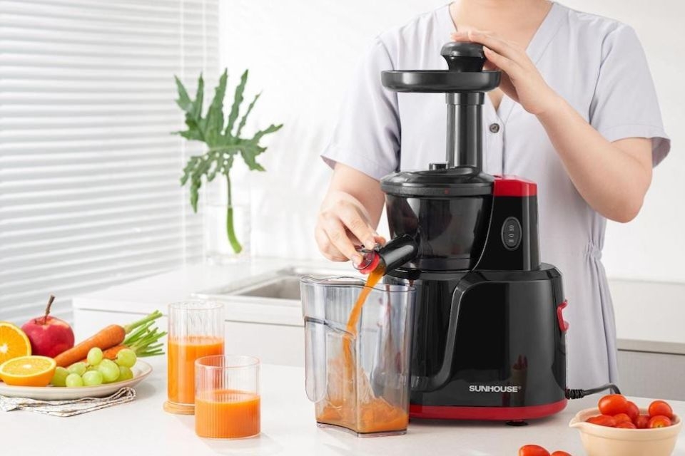 Chuẩn bị khay hứng nước ép và khay chứa bã ép