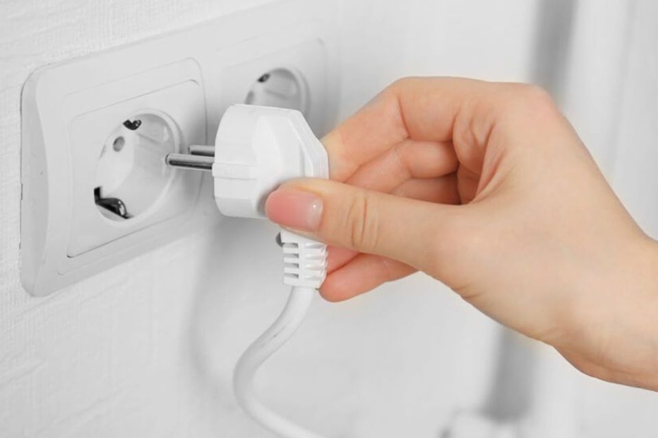 Kết nối máy ép trái cây với nguồn điện