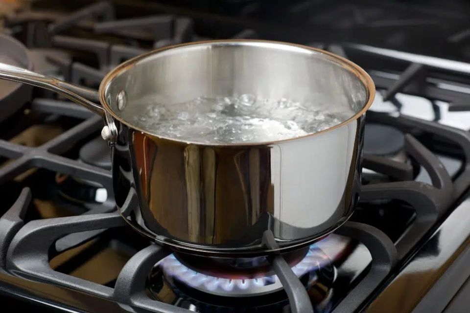 Dùng nước sôi xử lý nồi bị cháy khét
