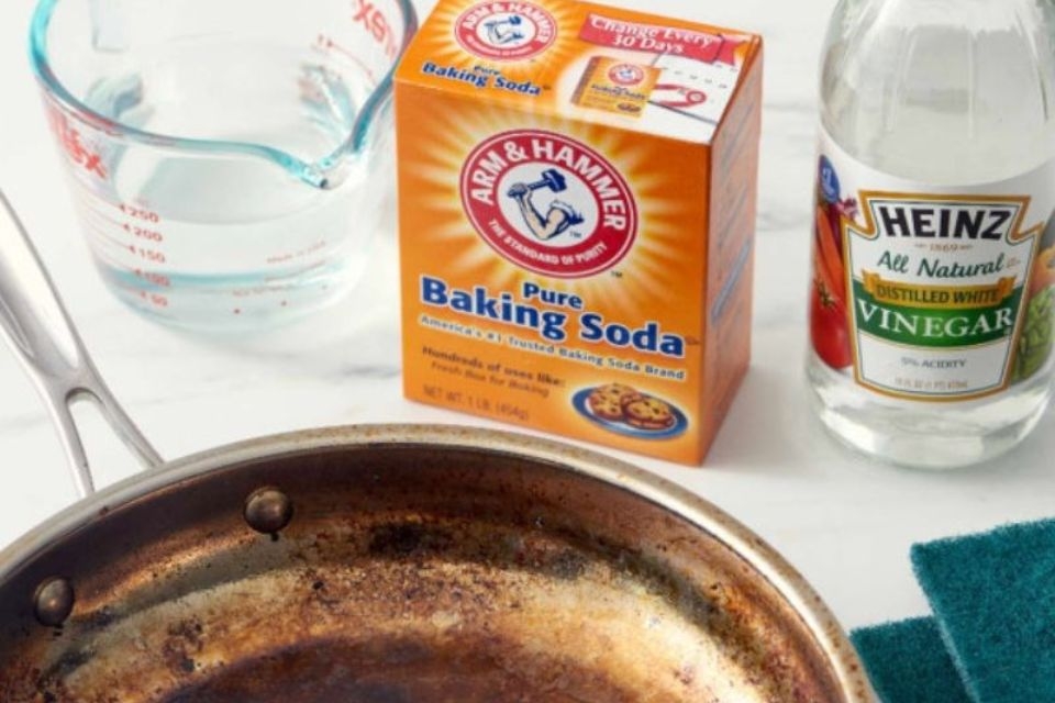 Dùng baking soda xử lý nồi bị cháy khét