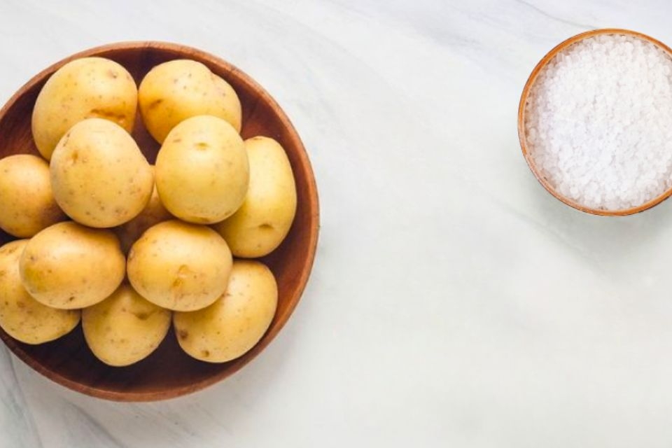 Dùng muối và khoai tây xử lý nồi bị cháy khét