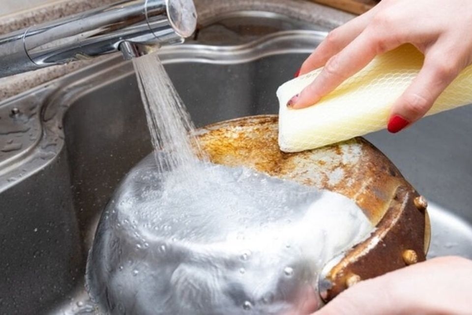 Dùng chất tẩy rửa Oven Cleaner&nbsp;xử lý nồi bị cháy