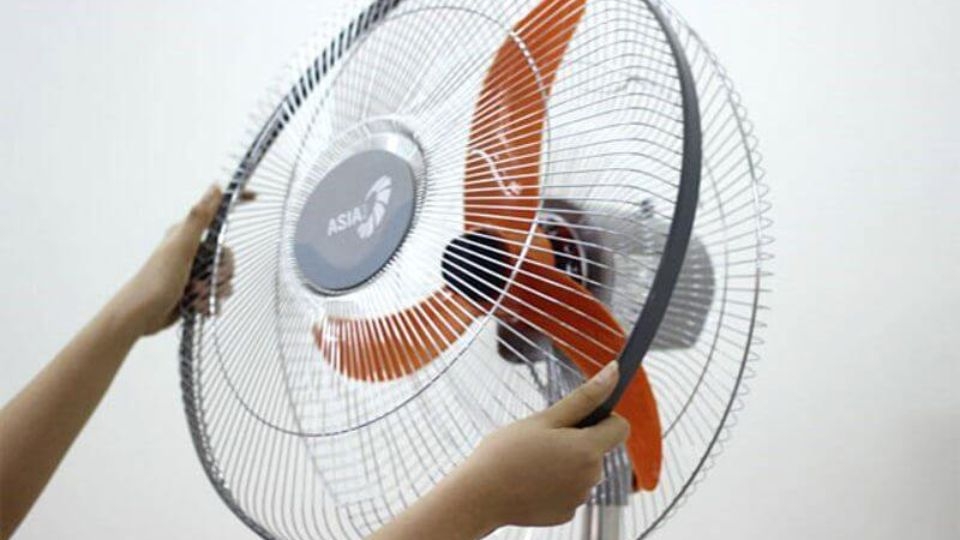 Cách tháo cánh quạt điện kiểu đứng