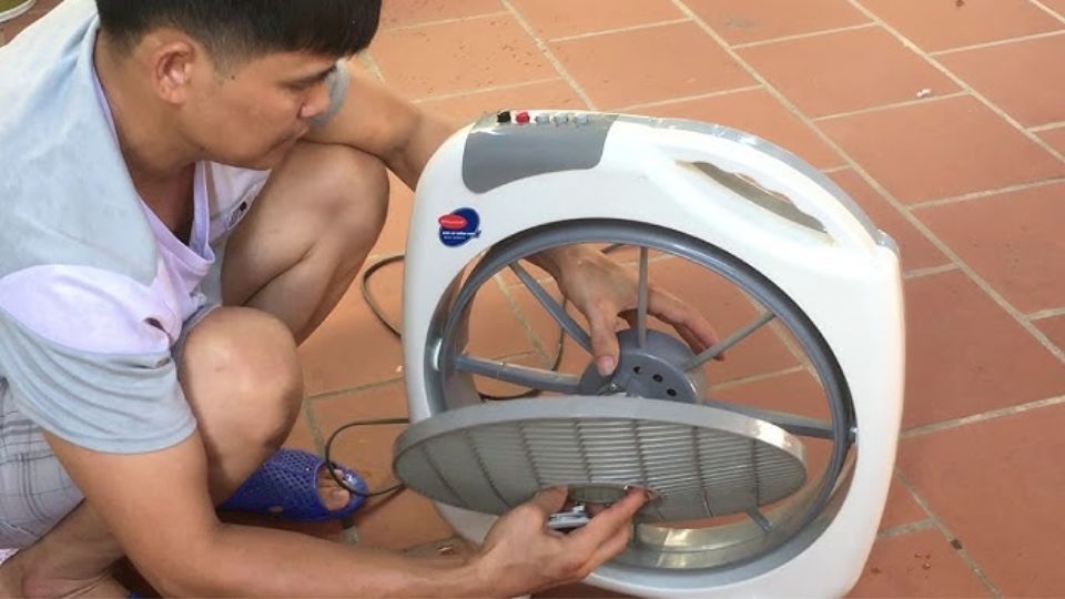 Cách tháo cánh quạt điện kiểu hộp