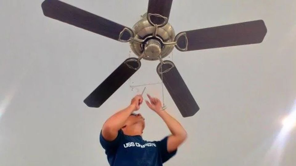 Cách tháo cánh quạt trần