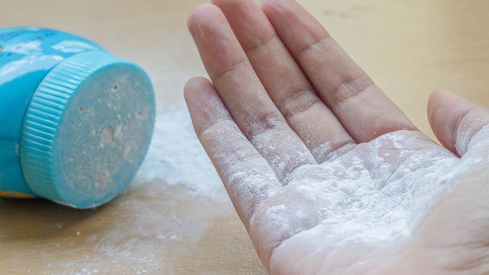 Sử dụng phấn rôm để làm mờ vết xước ở viền