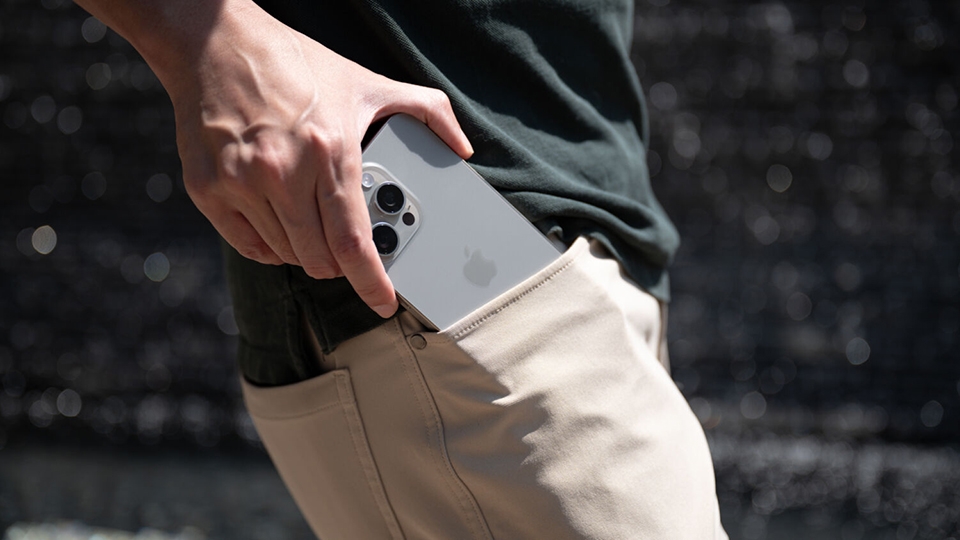 Để iPhone trong túi không đúng cách có thể gây xước viền máy