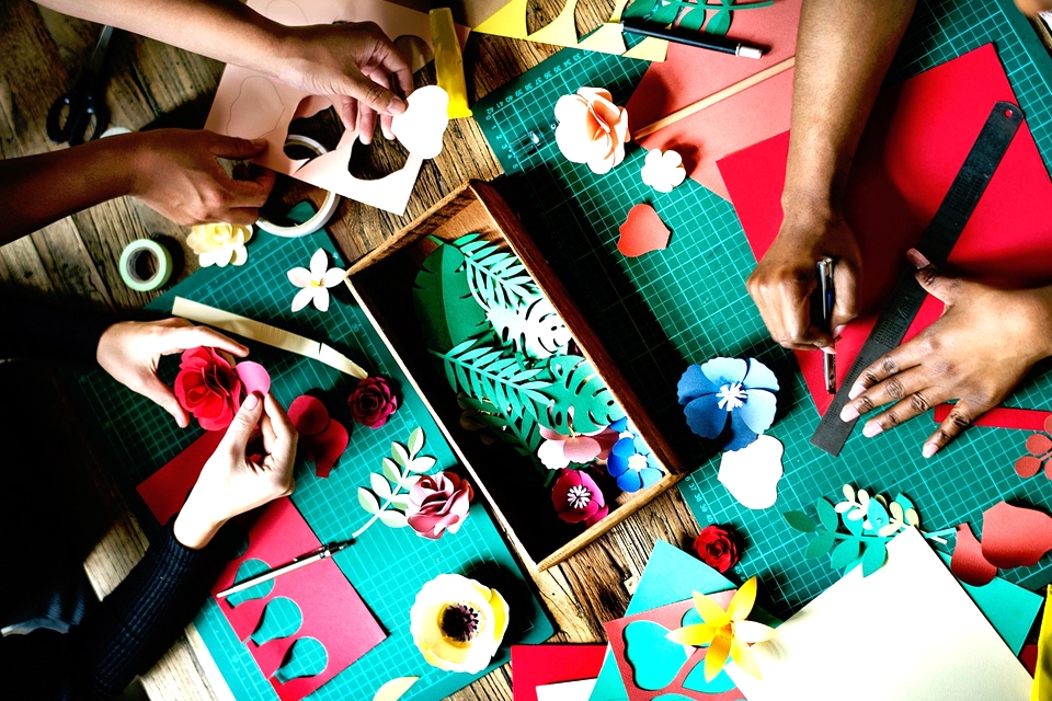 Các bước cơ bản trong cách làm hoa bằng giấy.