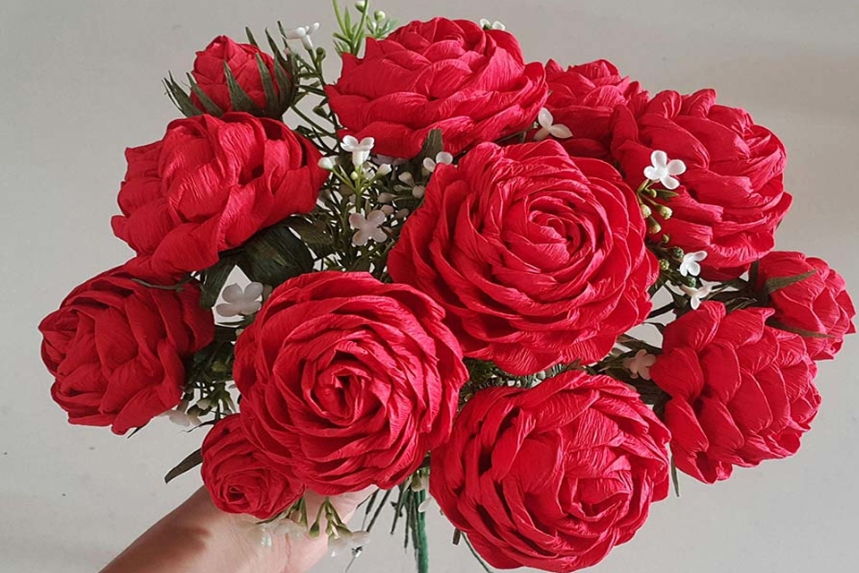 Bó hoa làm bằng giấy nhún đẹp mắt, độc đáo.