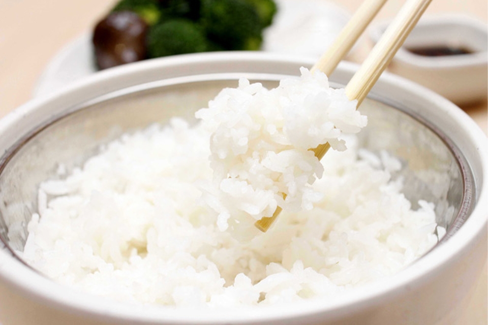 Bước 6: Ủ cơm trước khi ăn khoảng 10 - 15 phút