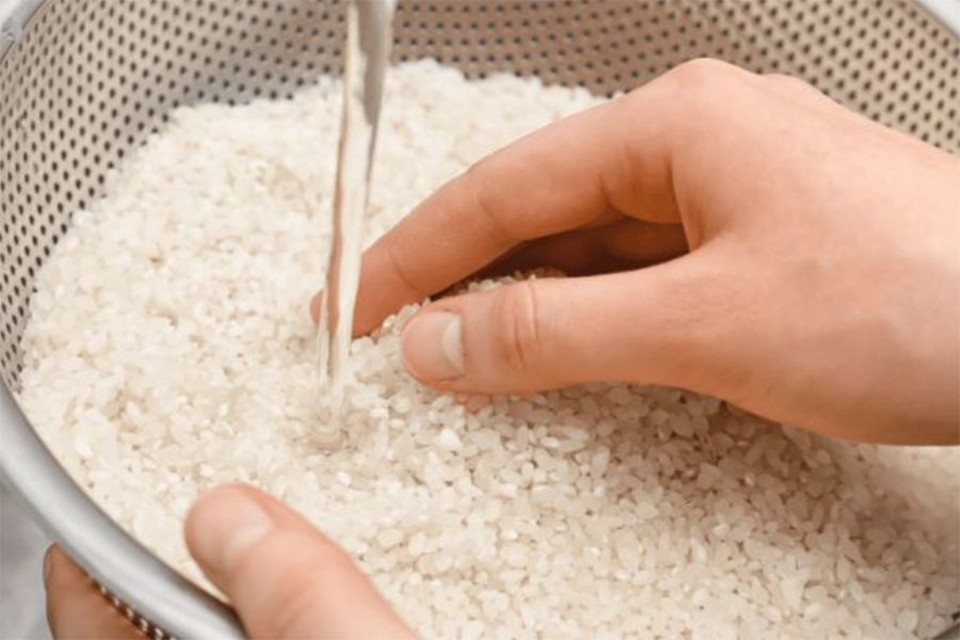 Bước 4: Cho thêm một chút dầu, muối hoặc bơ