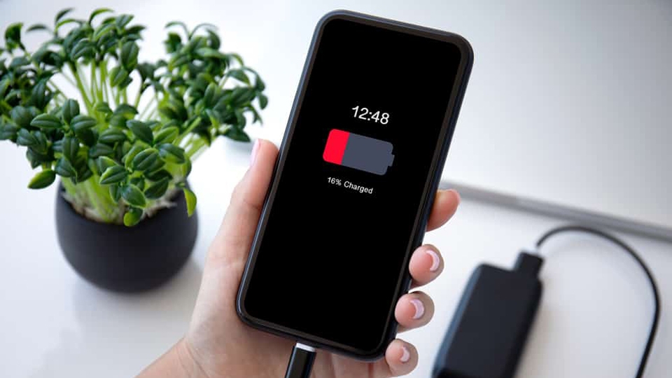 Máy tắt nguồn và khi sạc lại báo 0%