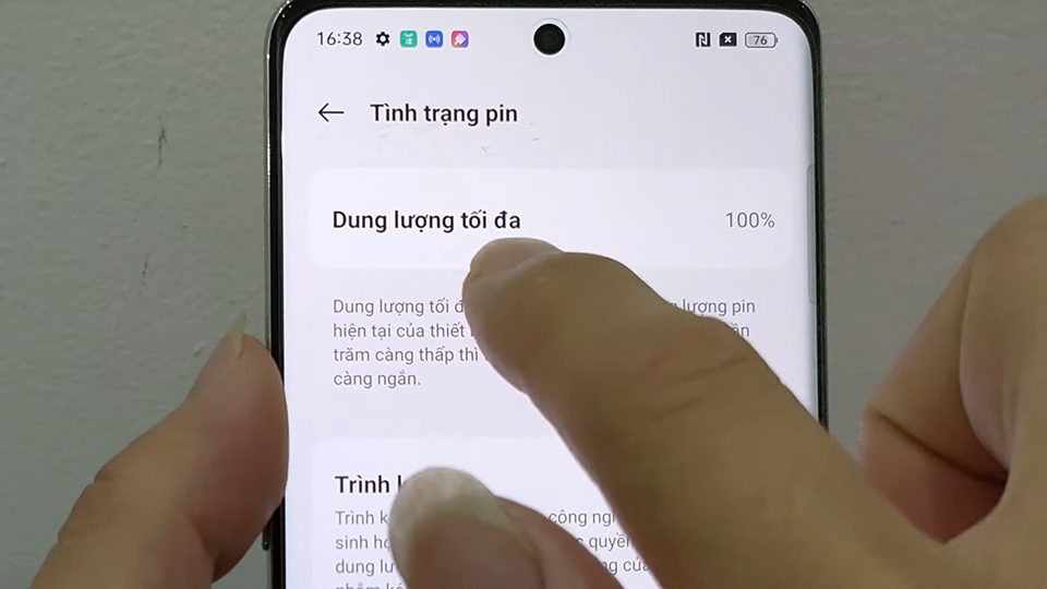 Quan sát thông số hiển thị để xác định dung lượng pin