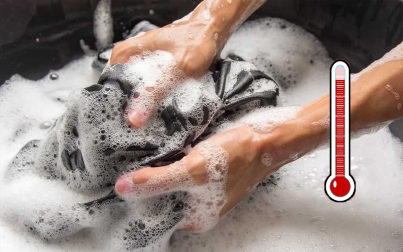 Tẩy dầu nhớt xe máy trên quần áo (ảnh 1)