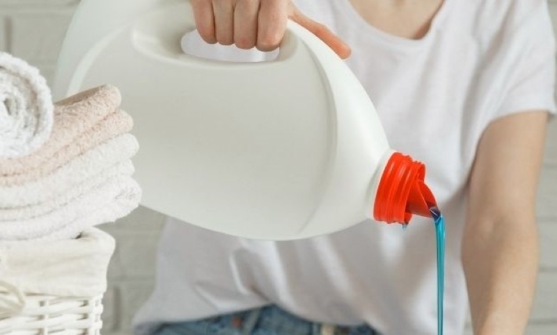 Tẩy dầu nhớt xe máy trên quần áo (ảnh 2)