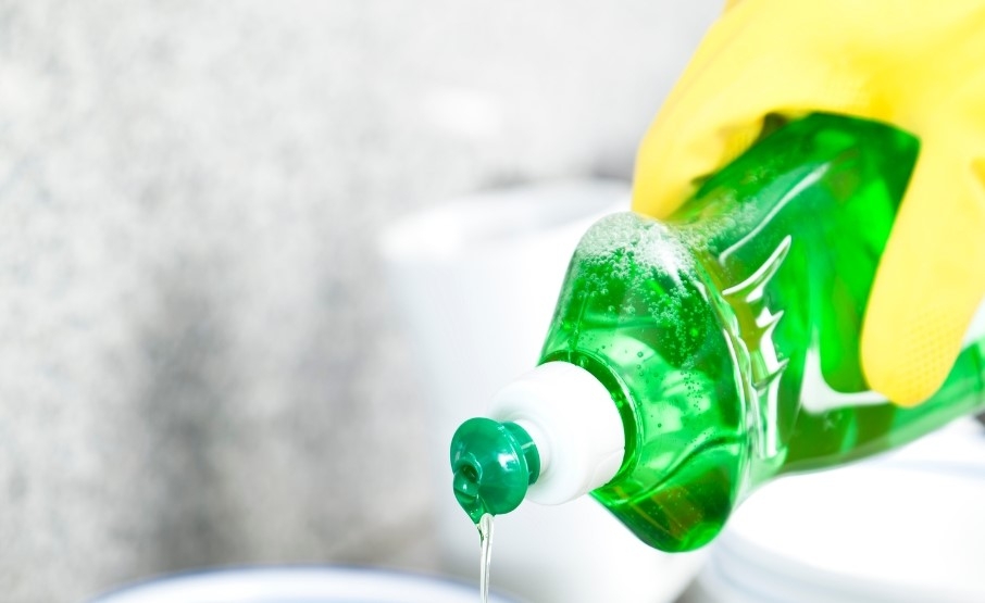 Tẩy dầu nhớt xe máy trên quần áo (ảnh 3)