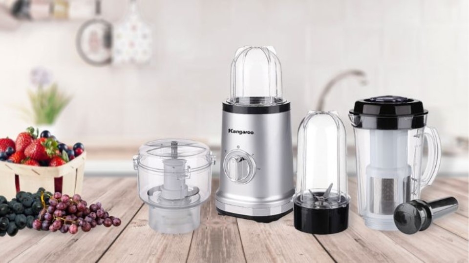 Sở hữu dung tích khá ổn áp 1.5 lít, cối thuỷ tinh chịu lực siêu bền, mọi người dùng có thể yên tâm sử dụng mà chẳng màng hư hại hay bị biến tính do phản ứng lâu ngày, chiếc máy xay cũng đảm bảo độ an toàn vệ sinh thực phẩm được kiểm chứng qua những lần dùng.