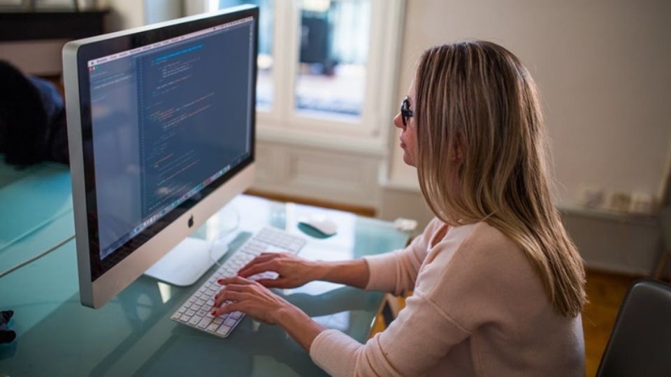 Những ưu điểm khi nữ học Công nghệ thông tin