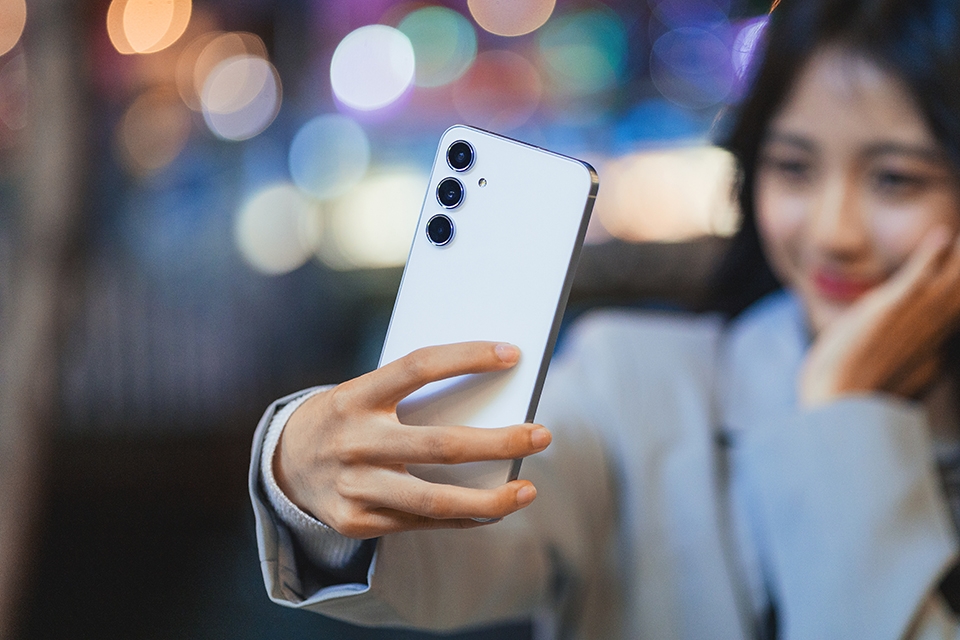 Samsung Galaxy A55 5G khiến người dùng ngỡ như đang cầm flagship trên tay 3