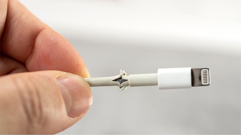 Tại sao dây sạc iPhone không vào điện hình 1