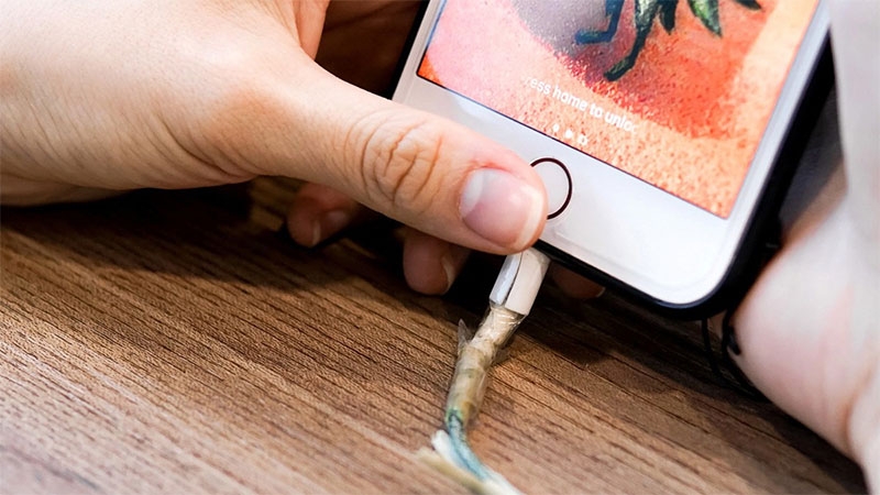 Tại sao dây sạc iPhone không vào điện hình 10