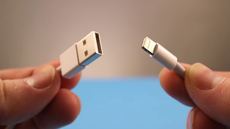 Tại sao dây sạc iPhone không vào điện hình 4